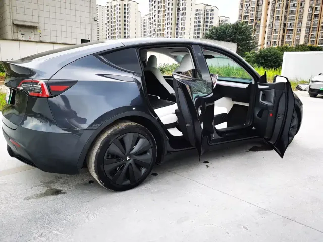 Tesla Model Y — Фото автомобиля 17