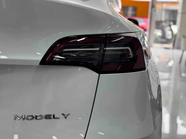 Tesla Model Y — Фото автомобиля 8