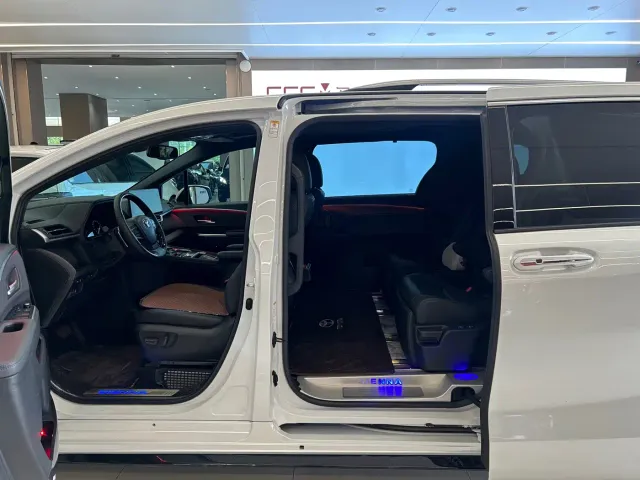 Toyota Sienna — Фото автомобиля 12