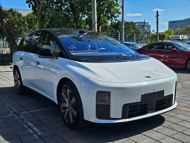 Li Auto i8 — Фото автомобиля 2