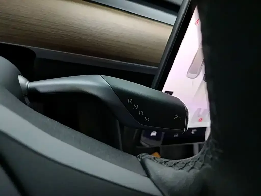Tesla Model Y 2022 Rear-Wheel Drive Version — Фото автомобиля 18