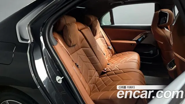 BMW 7-Series 7 серия (G70) 740i xDrive M Sport — Фото автомобиля 11