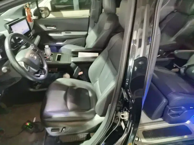 Toyota Sienna — Фото автомобиля 14
