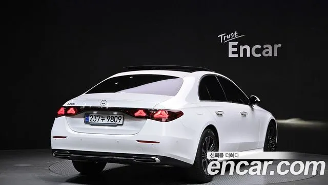 Mercedes-Benz E-Class — Фото автомобиля 2