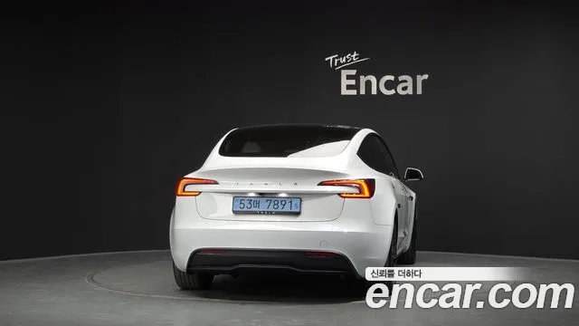 Tesla Model 3 — Фото автомобиля 4