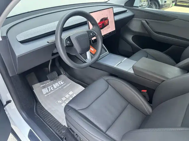 Tesla Model Y — Фото автомобиля 10