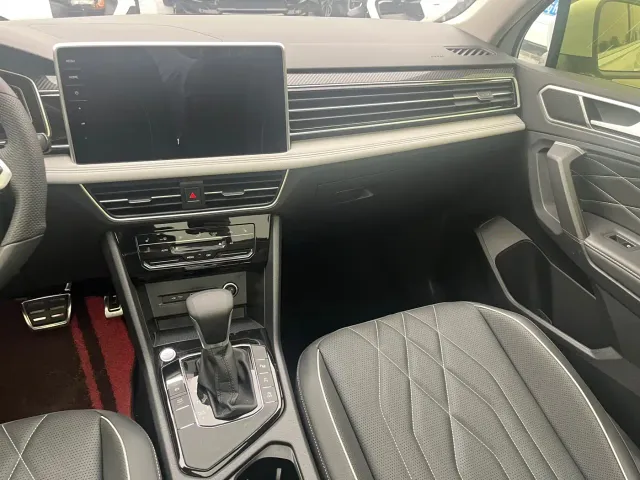 Volkswagen Tiguan L — Фото автомобиля 24