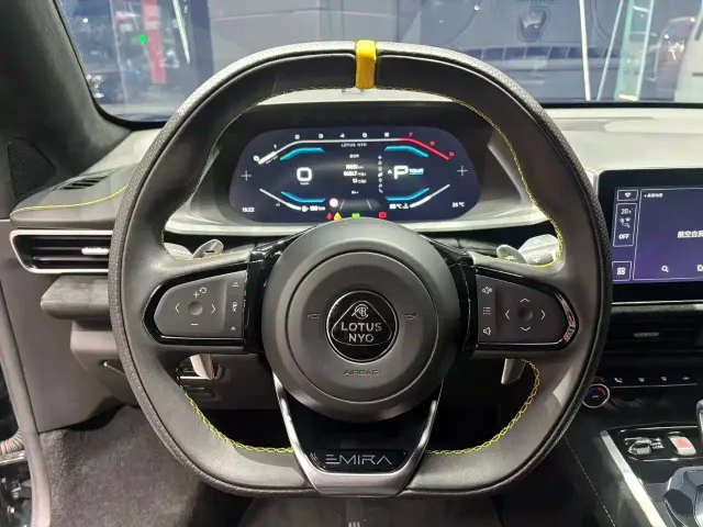 Lotus Emira — Фото автомобиля 9