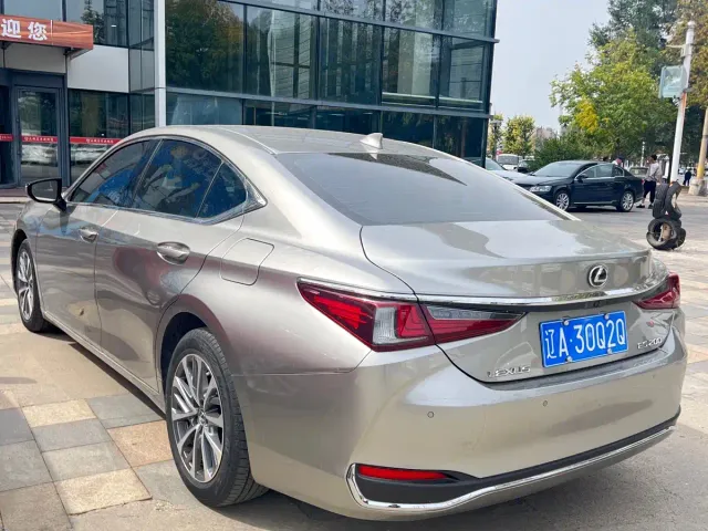 Lexus ES — Фото автомобиля 5