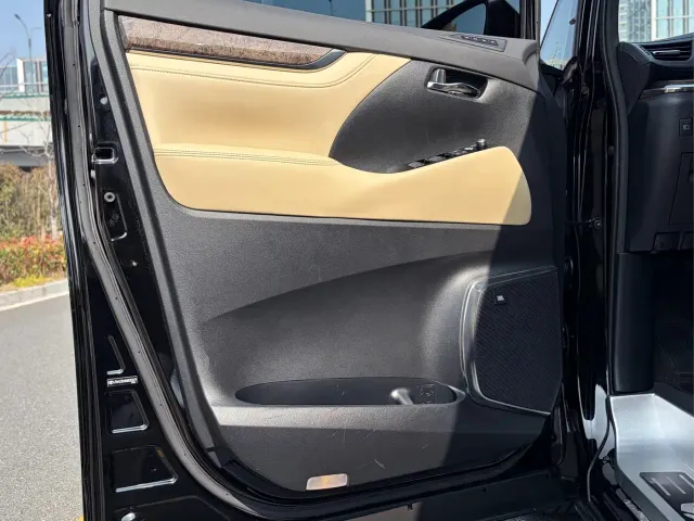 Toyota Alphard — Фото автомобиля 19