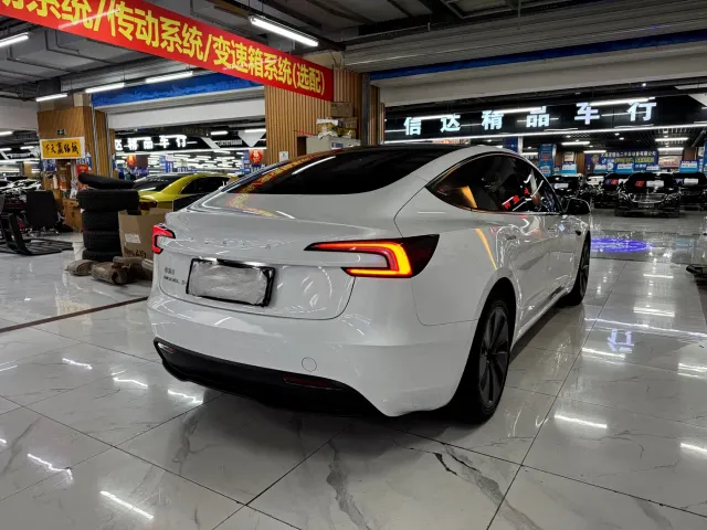 Tesla Model 3 — Фото автомобиля 9
