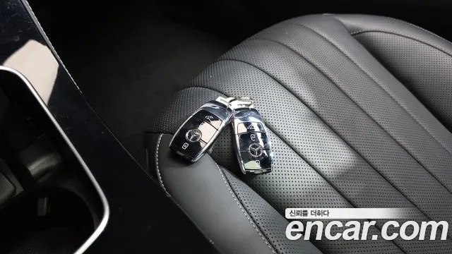 Mercedes-Benz E-Class — Фото автомобиля 24