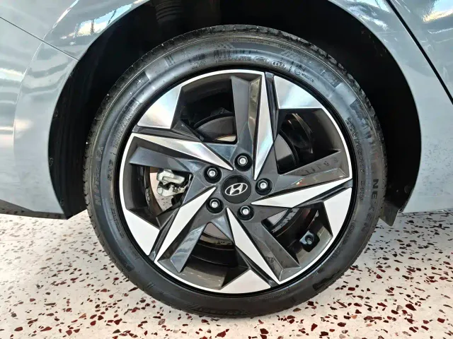 Hyundai Elantra — Фото автомобиля 19
