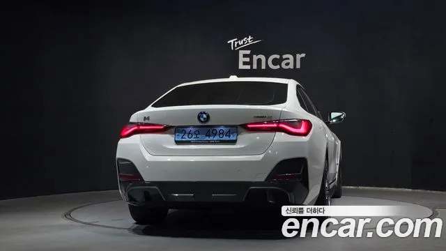BMW i4 — Фото автомобиля 4