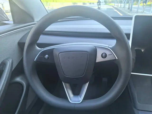 Tesla Model 3 — Фото автомобиля 11
