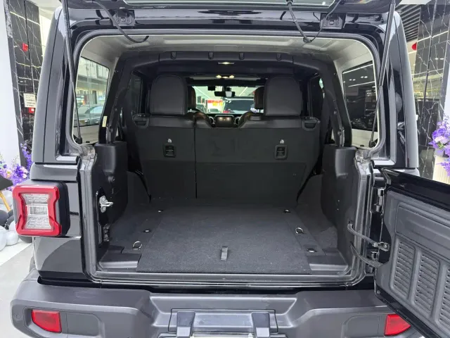 Jeep Wrangler — Фото автомобиля 16