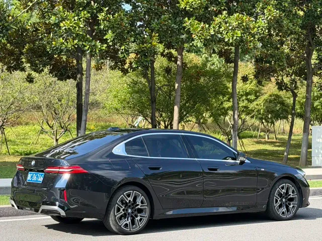 BMW 5 Series — Фото автомобиля 7