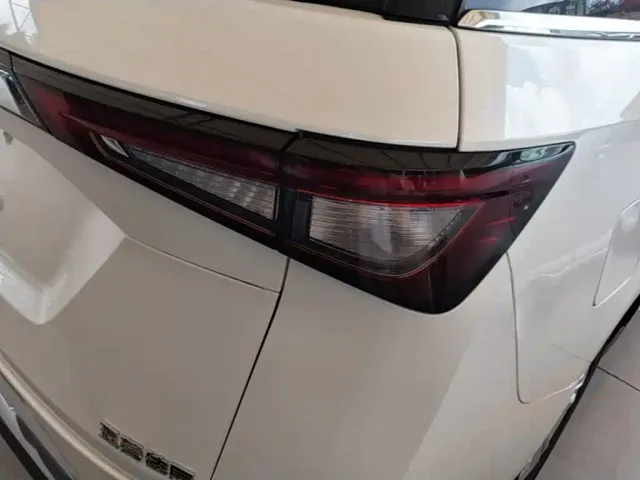 Wuling Jiachen — Фото автомобиля 7