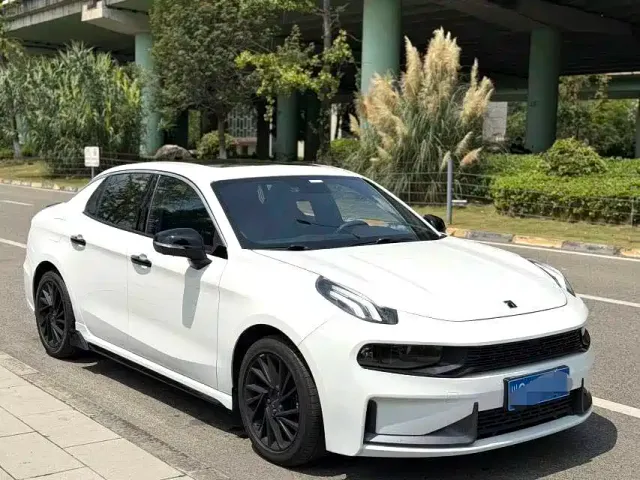 Lynk & Co 03 — Фото автомобиля 3