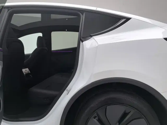 Tesla Model Y — Фото автомобиля 15