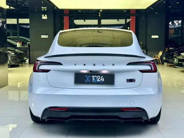 Tesla Model 3 — Фото автомобиля 5