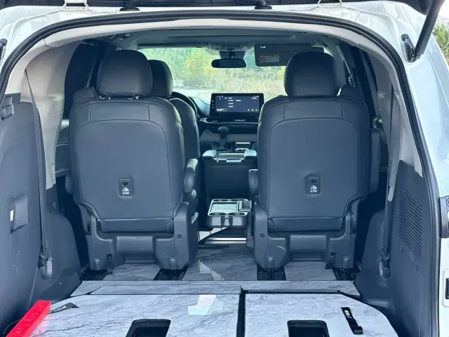 Toyota Sienna — Фото автомобиля 8