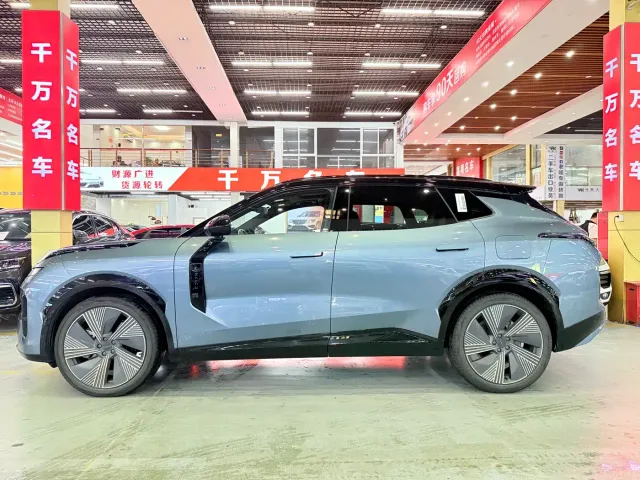 Lynk & Co 08 EM-P — Фото автомобиля 3