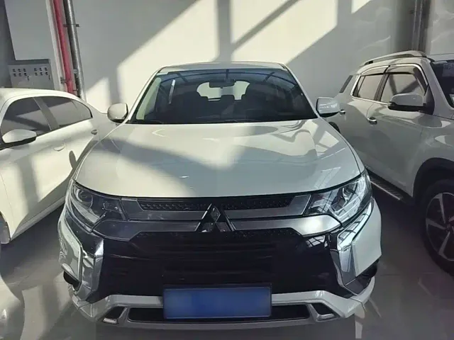 Mitsubishi Outlander — Фото автомобиля 2