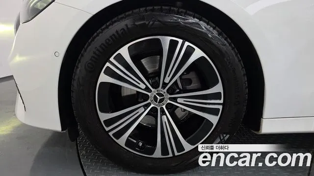 Mercedes-Benz E-Class — Фото автомобиля 4