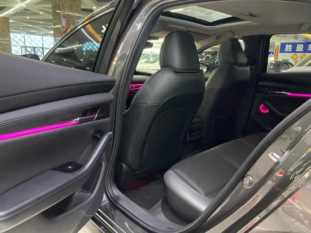Mazda Axela — Фото автомобиля 8