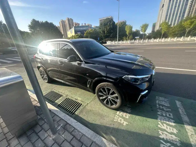 Фотография автомобиля — BMW X5