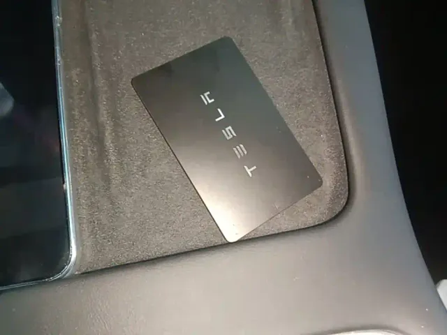 Tesla Model Y — Фото автомобиля 8