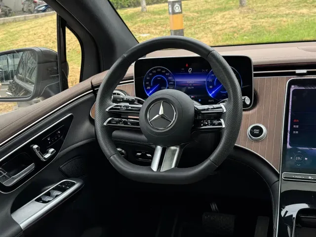 Mercedes-Benz EQE SUV — Фото автомобиля 18