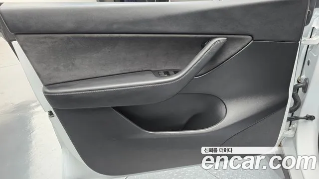Tesla Model Y — Фото автомобиля 13