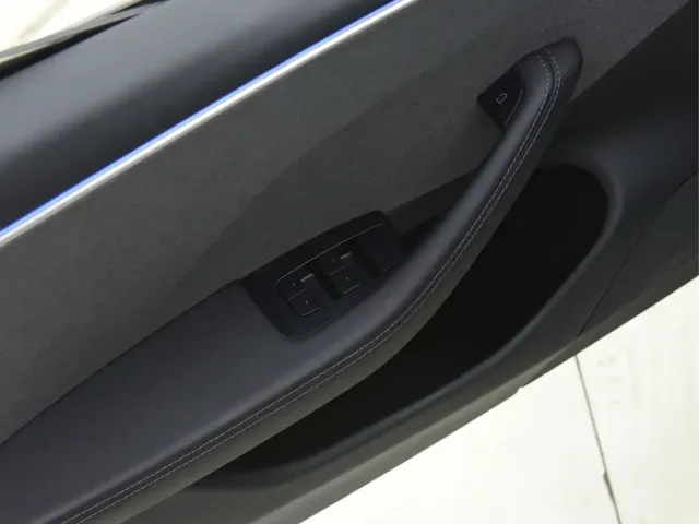 Tesla Model 3 — Фото автомобиля 14