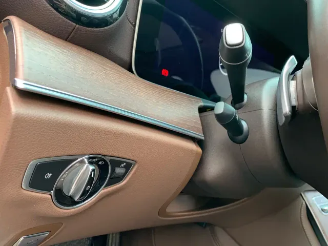 Mercedes-Benz E-Class — Фото автомобиля 23