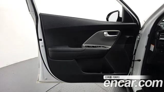 Kia Niro — Фото автомобиля 13