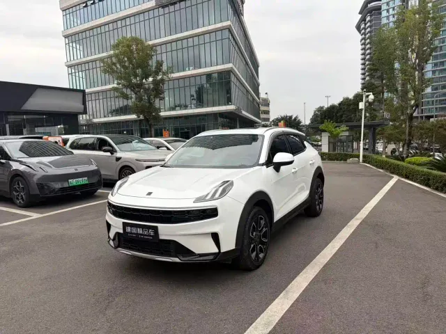 Фотография автомобиля — Lynk & Co 06