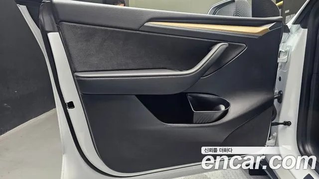 Tesla Model Y — Фото автомобиля 13