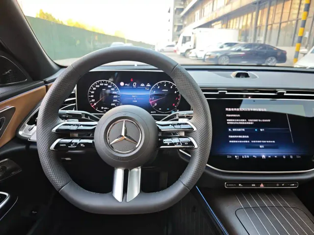 Mercedes-Benz E-Class — Фото автомобиля 4