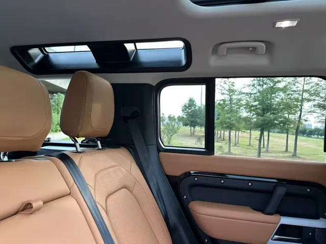 Land Rover Defender — Фото автомобиля 8
