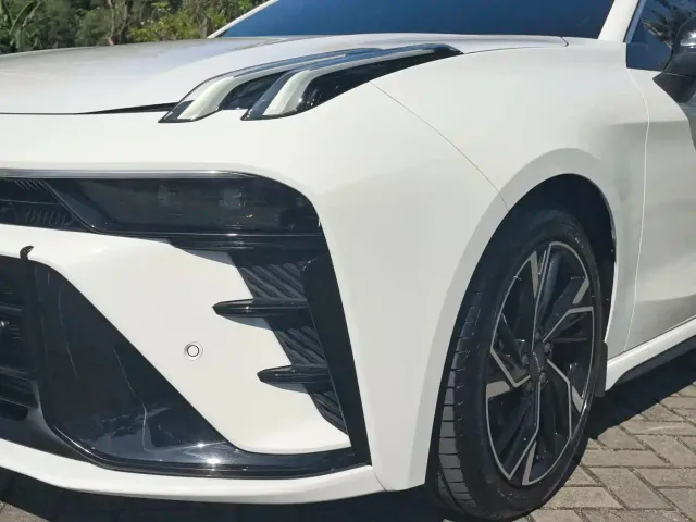 Lynk & Co 03 — Фото автомобиля 10