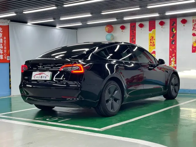 Tesla Model 3 — Фото автомобиля 5