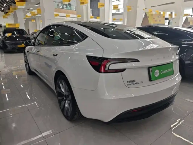 Tesla Model 3 — Фото автомобиля 4