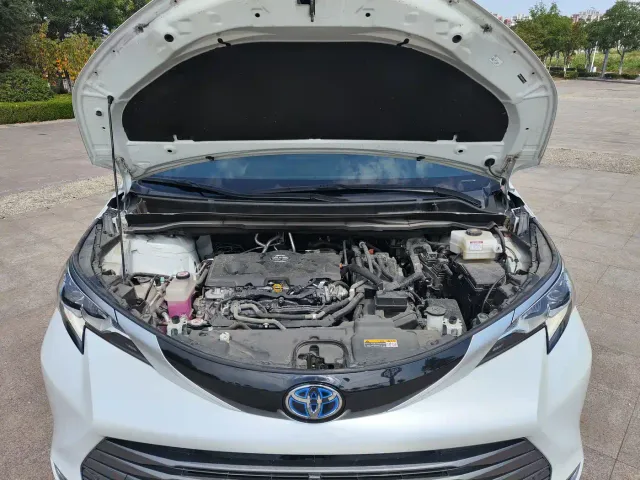 Toyota Sienna — Фото автомобиля 11