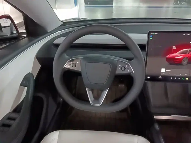 Tesla Model 3 — Фото автомобиля 10