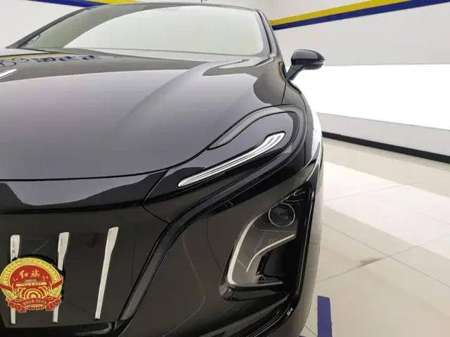 Hongqi E-QM5 — Фото автомобиля 5