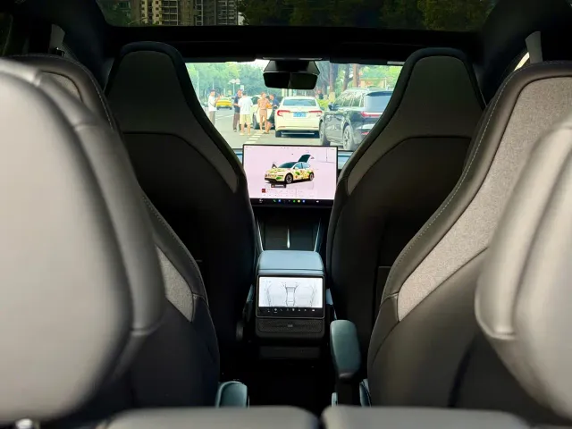 Tesla Model Y L — Фото автомобиля 11