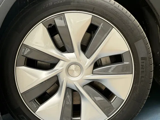 Tesla Model Y — Фото автомобиля 8