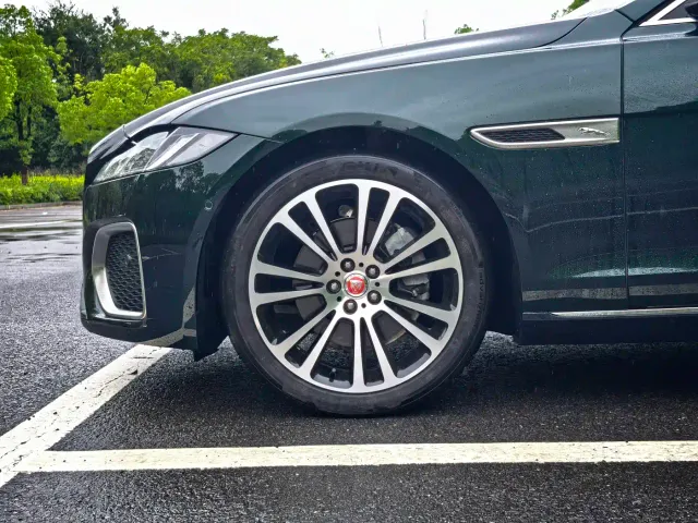 Jaguar XFL — Фото автомобиля 9